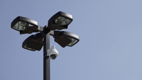 Secure parking thanks to good lighting and video surveillance