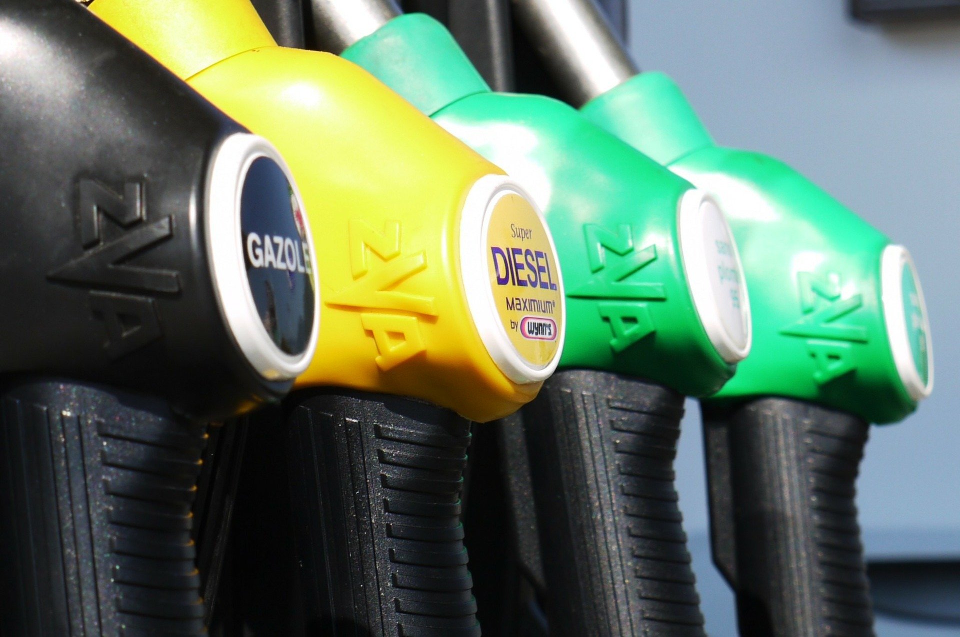 Zapfpistolen an der Tankstelle - Benzinpreise & Corona
