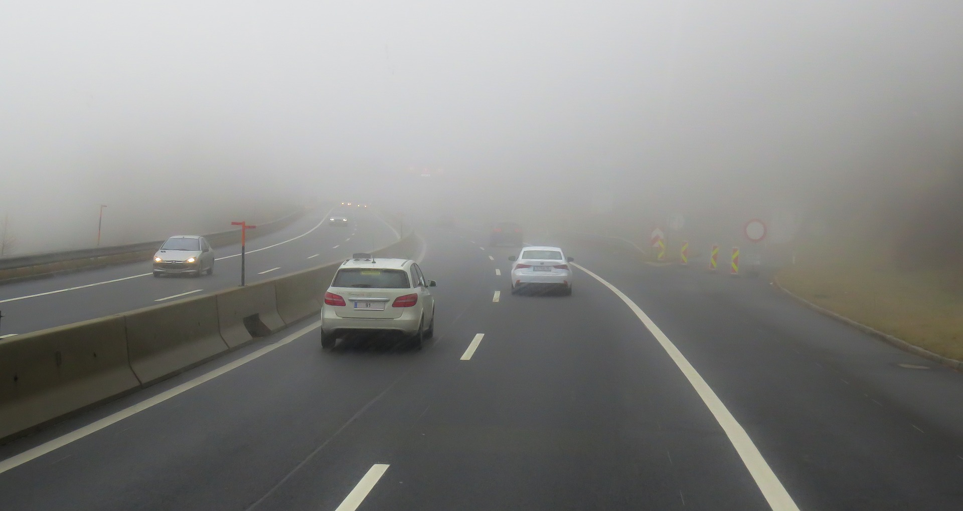Hustá mlha na silnici - Jezděte opatrně