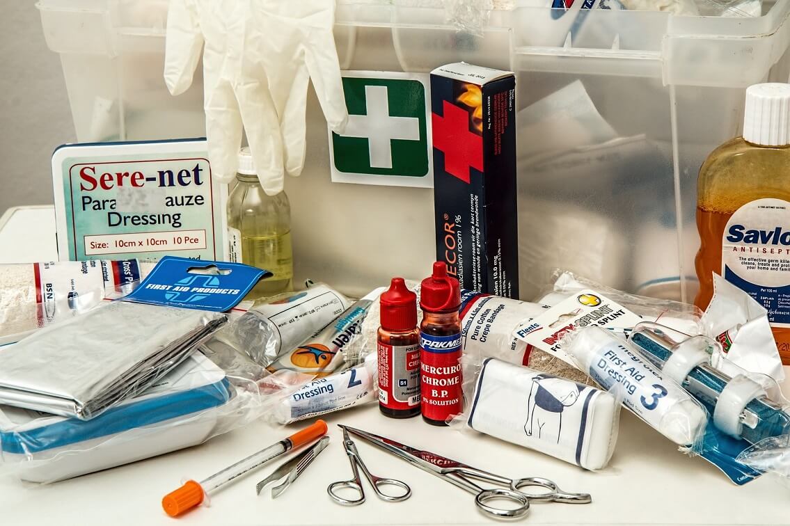 Apteczka pierwszej pomocy - rękawiczki, bandaże, nożyczki, żel przeciwbólowy i środek dezynfekujący.