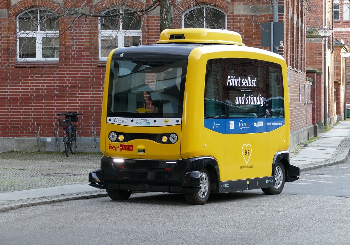 Autonom fahrender Minibus - Zukunft auf den Straßen?