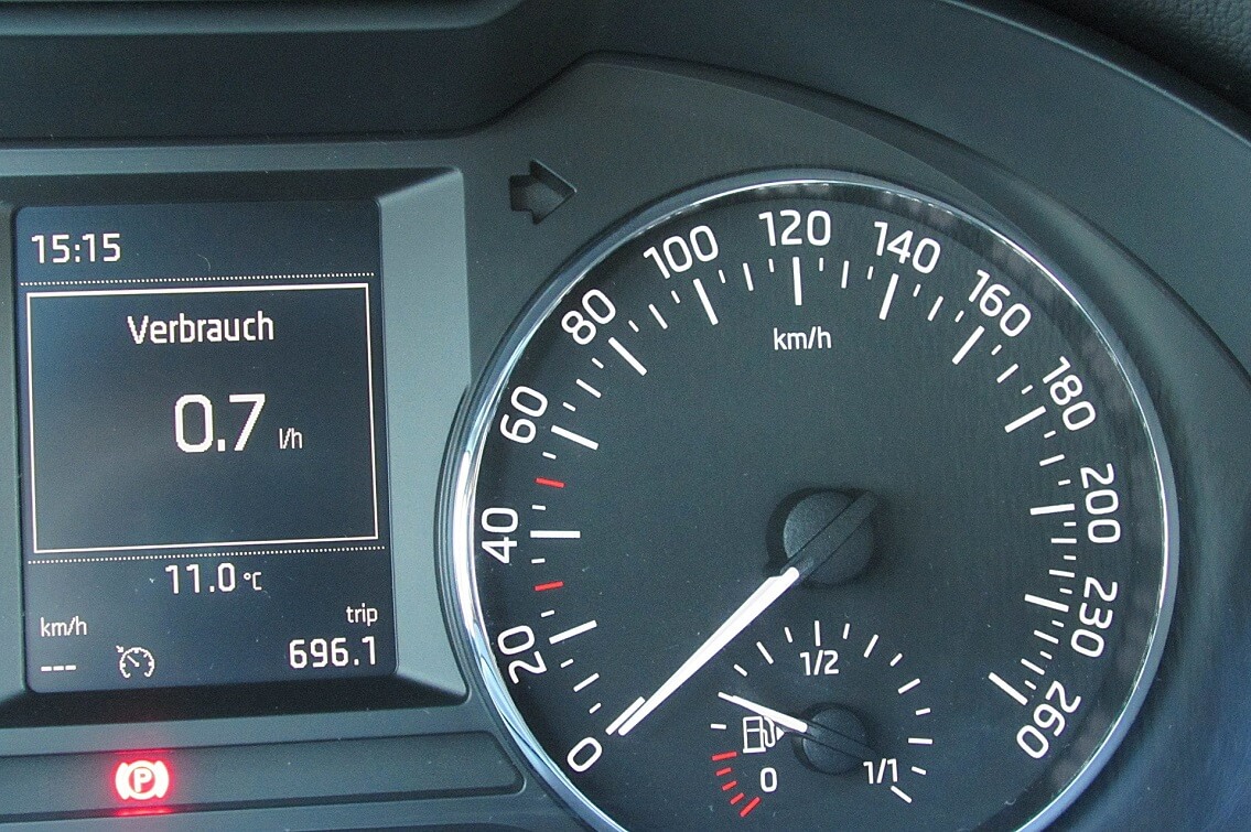 Iglica prędkościomierza i wskaźnik paliwa