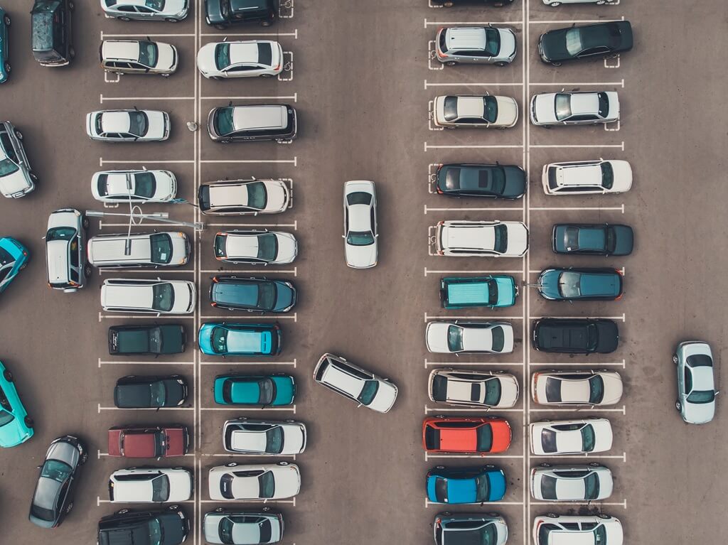 Am BER parken – Überfüllter Parkplatz mit Fahrzeugen, die einen Parkplatz suchen Am BER parken – Überfüllter Parkplatz mit Fahrzeugen, die einen Parkplatz suchen
