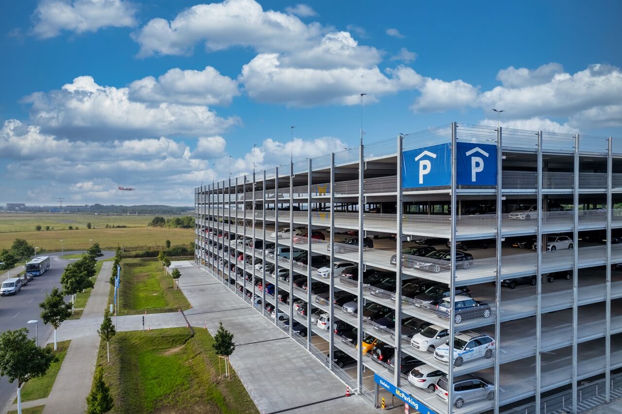 Parkplatz Berlin Flughafen – Günstig parken am BER im Parkhaus von McParking Parken am BER im Parkhaus von McParking – Ansicht von außen