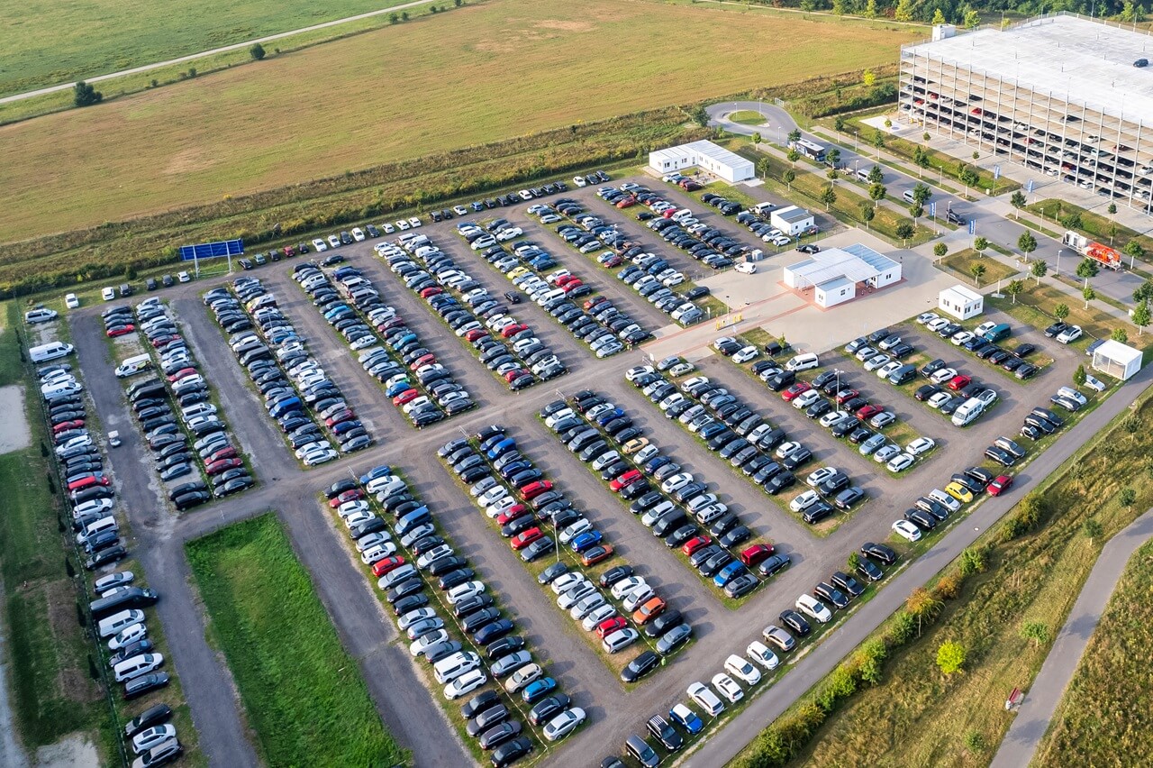 Günstig Parken am BER auf der Freifläche von McParking Parken am BER auf der Freifläche von McParking – Ansicht aus der Luft